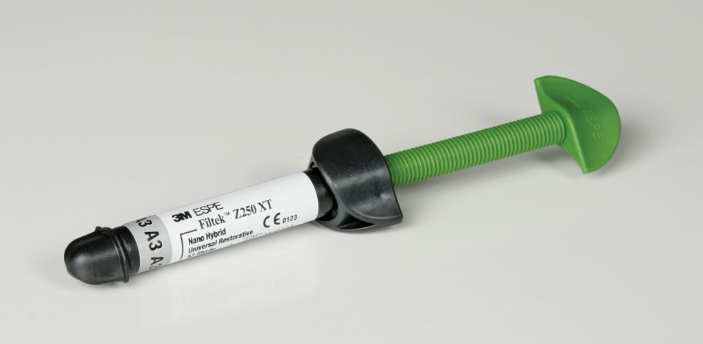 3M™ Filtek™ Z250 XT Restaurador Universal Nanohíbrido, jeringa de 3 g tono A2, 1470A2
